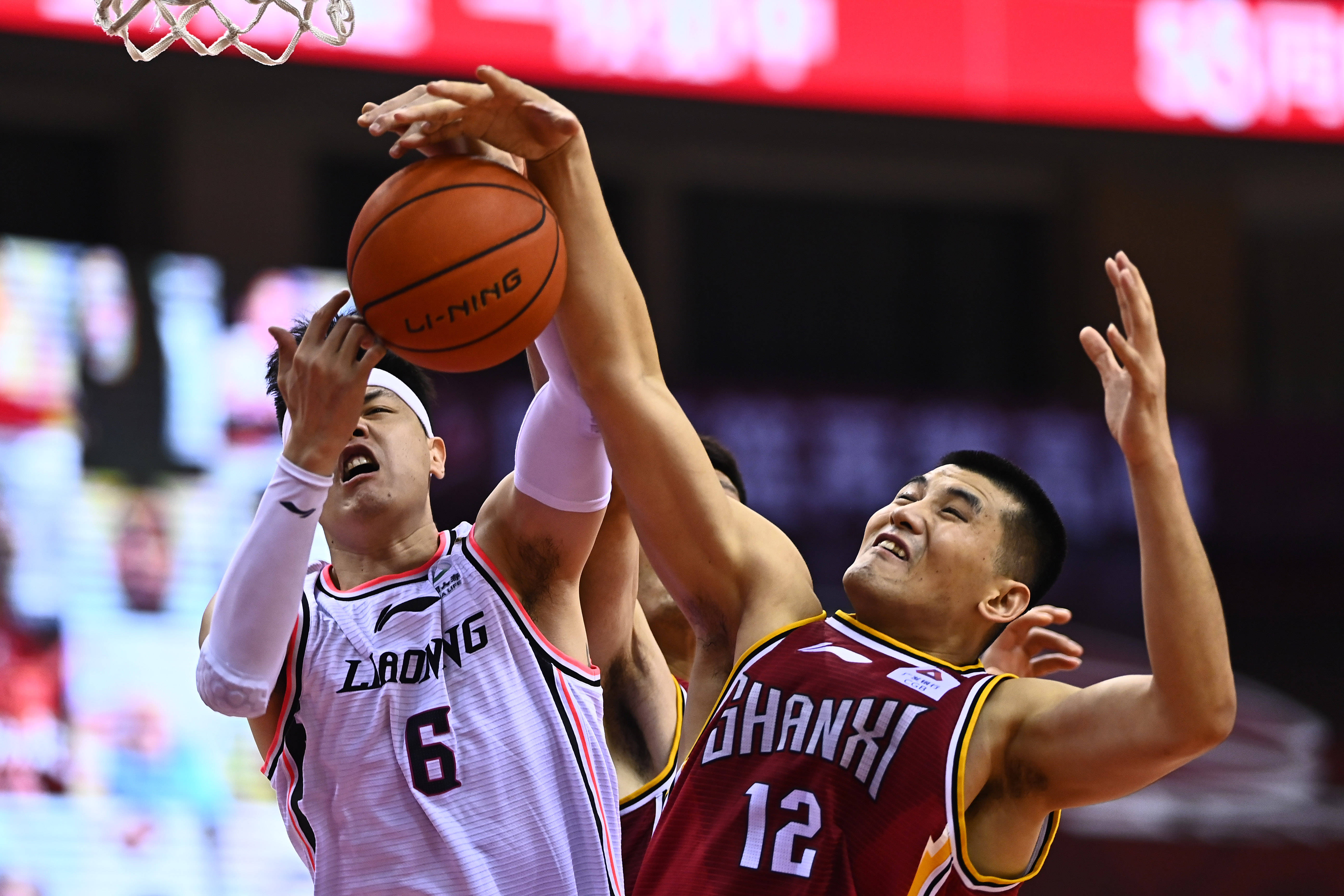 英超前瞻：曼联状态回暖期待连胜，西汉姆联进攻核心停赛（英超展望：曼联回勇冲击连胜，西汉姆进攻核心停赛缺阵）