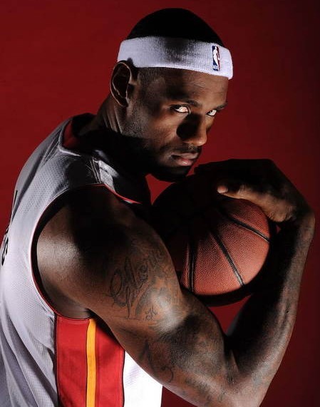 球迷领袖怒斥穆帅：厚颜无耻议论对手，对本方粗野动作装瞎！（球迷领袖怒批穆帅：肆意评点对手，对己方粗暴犯规却选择性失明）