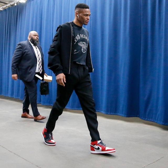 浓眉昨日复出，独行侠对阵湖人防守效率135.8赛季最差（浓眉复出之战，湖人对独行侠防守效率135.8创赛季最差）