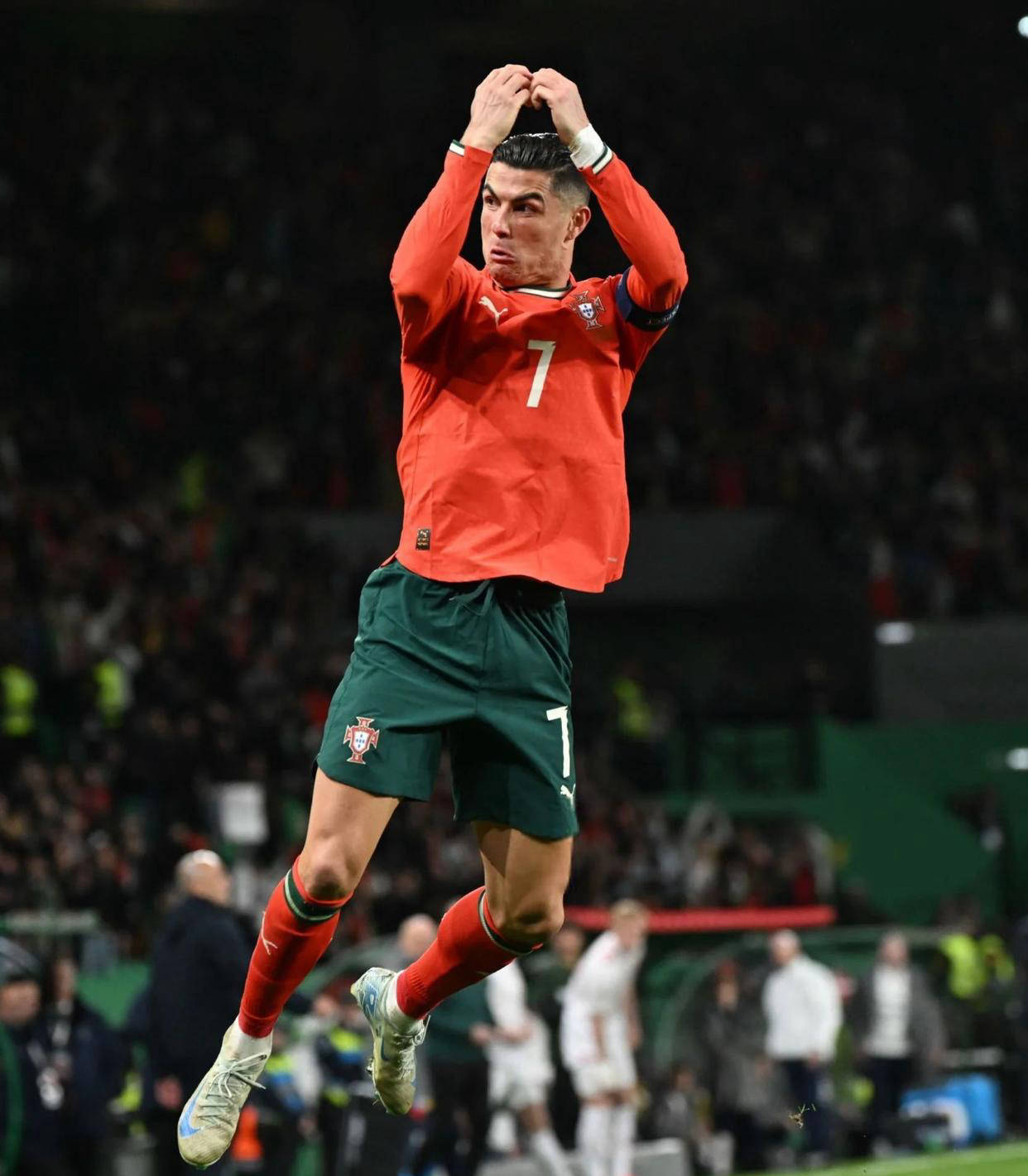 签下多纳鲁马是曼联复兴的信号，新管理层和老八一样高瞻远瞩（多纳鲁马加盟昭示曼联复兴，新管理层远见不输老八）